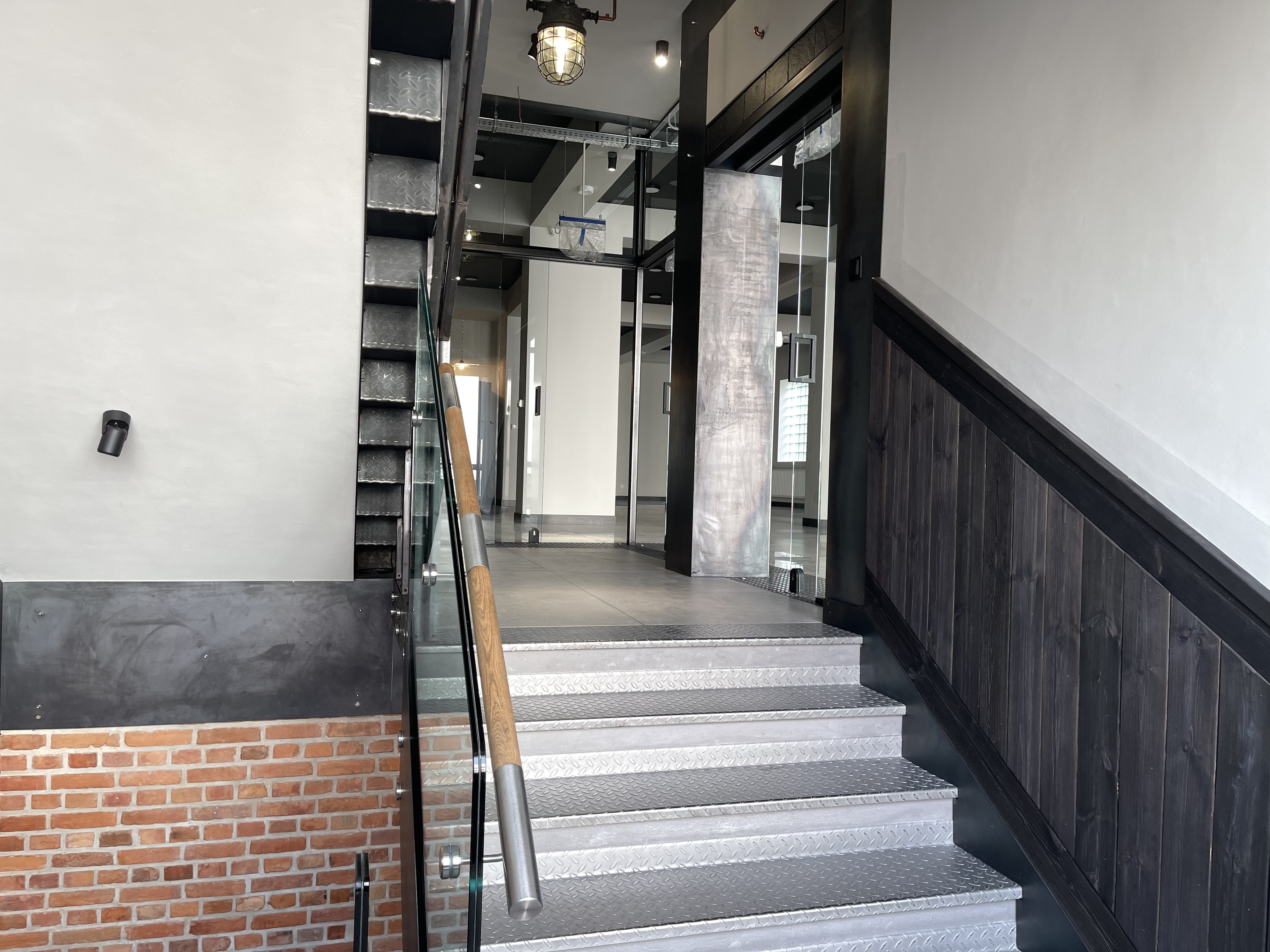 Klatka schodowa drugi spocznik - oświetlenie ledowe