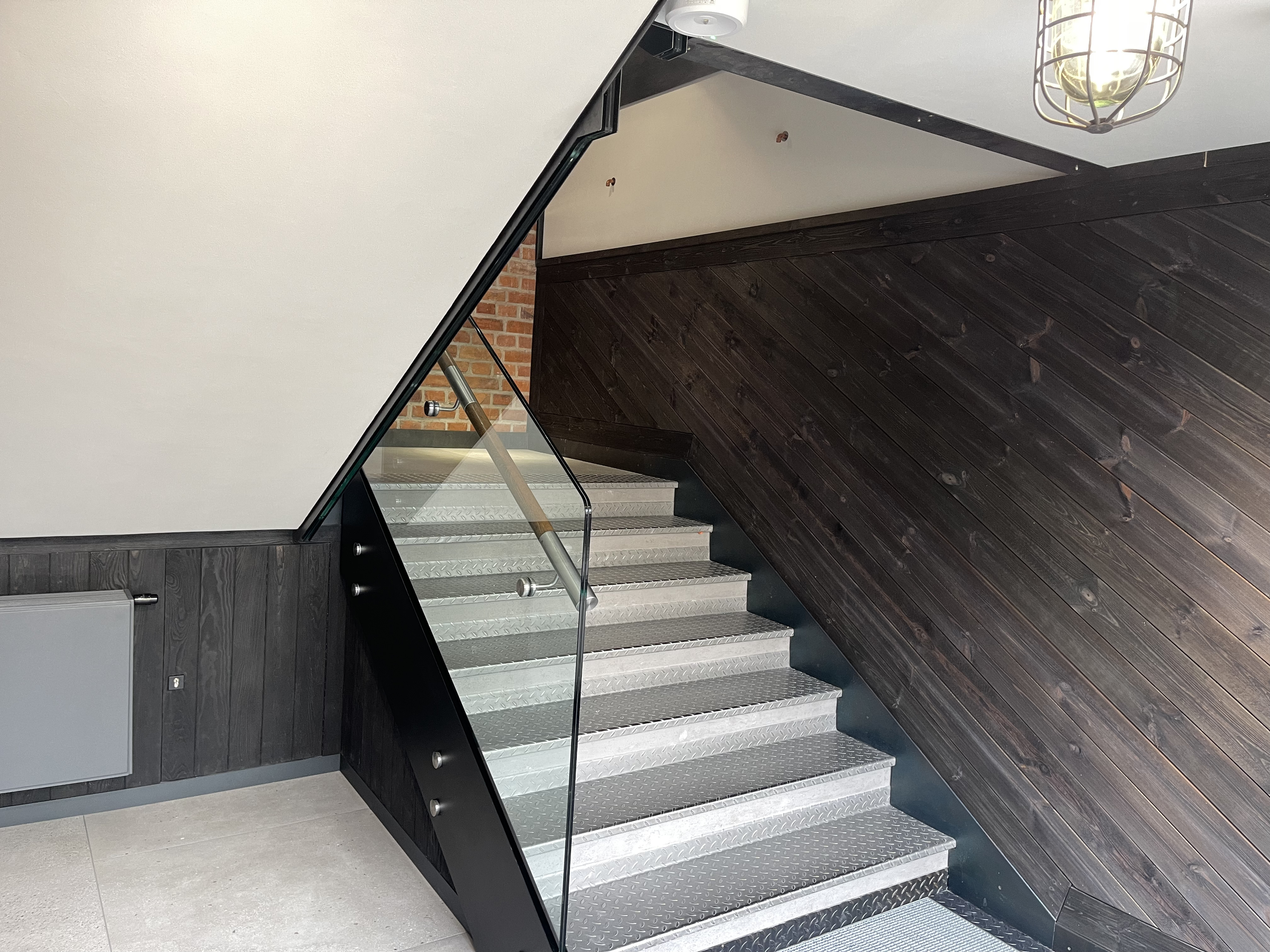 Klatka schodowa widok z lewej strony - szklana balustrada