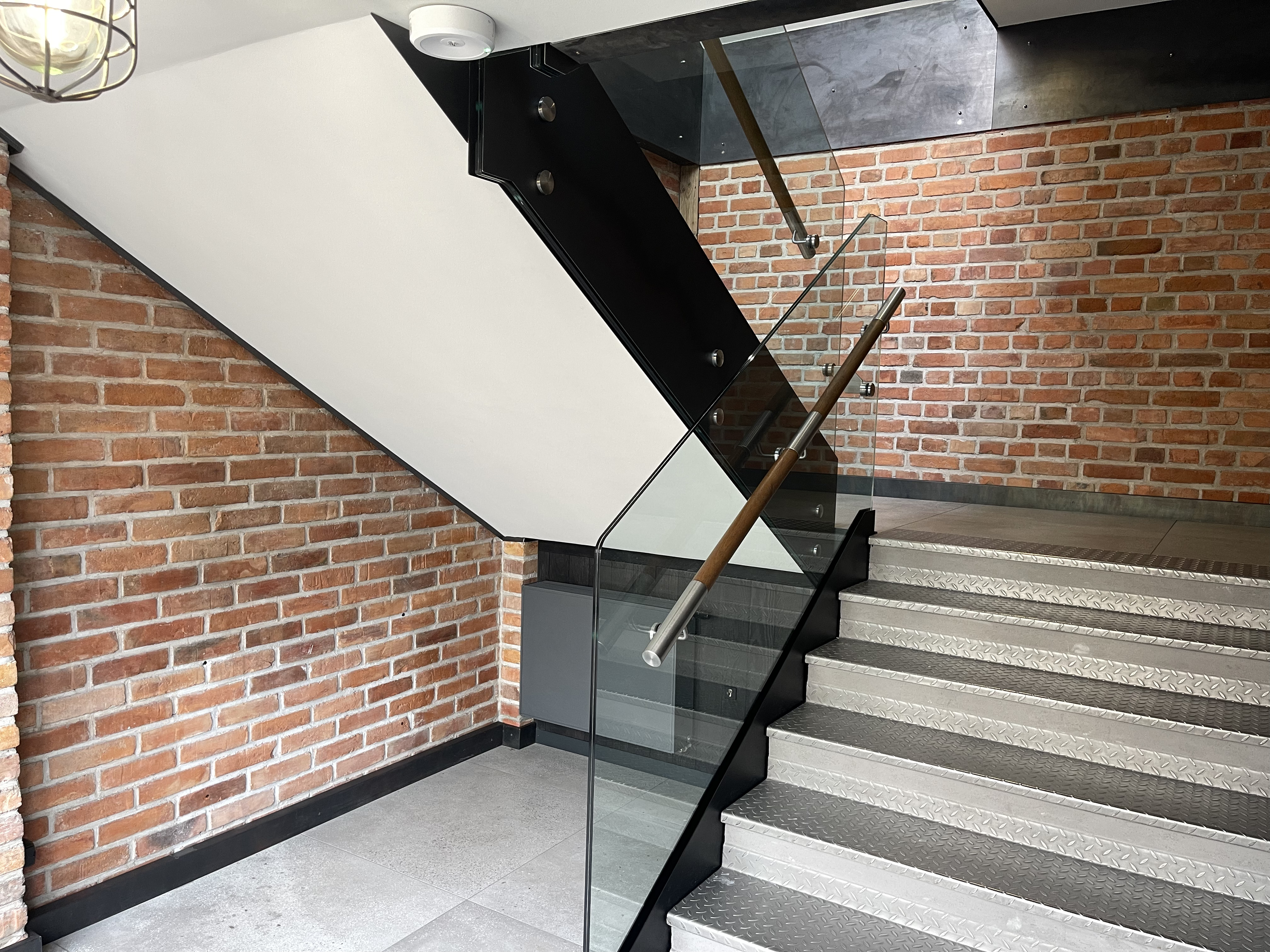 Klatka schodowa widok z prawej strony - stopnie ze stali nierdzewnej