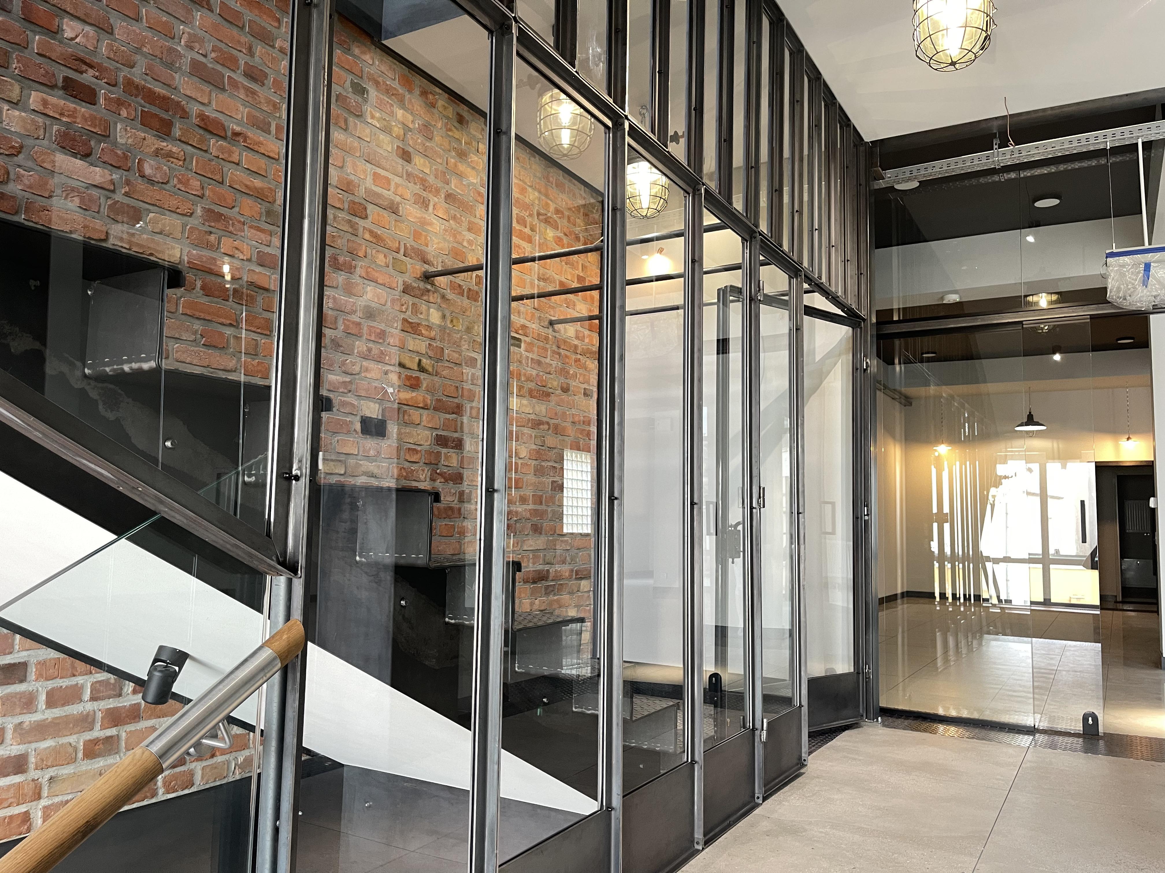 Klatka schodowa piętro pierwsze - wejście do lokalu