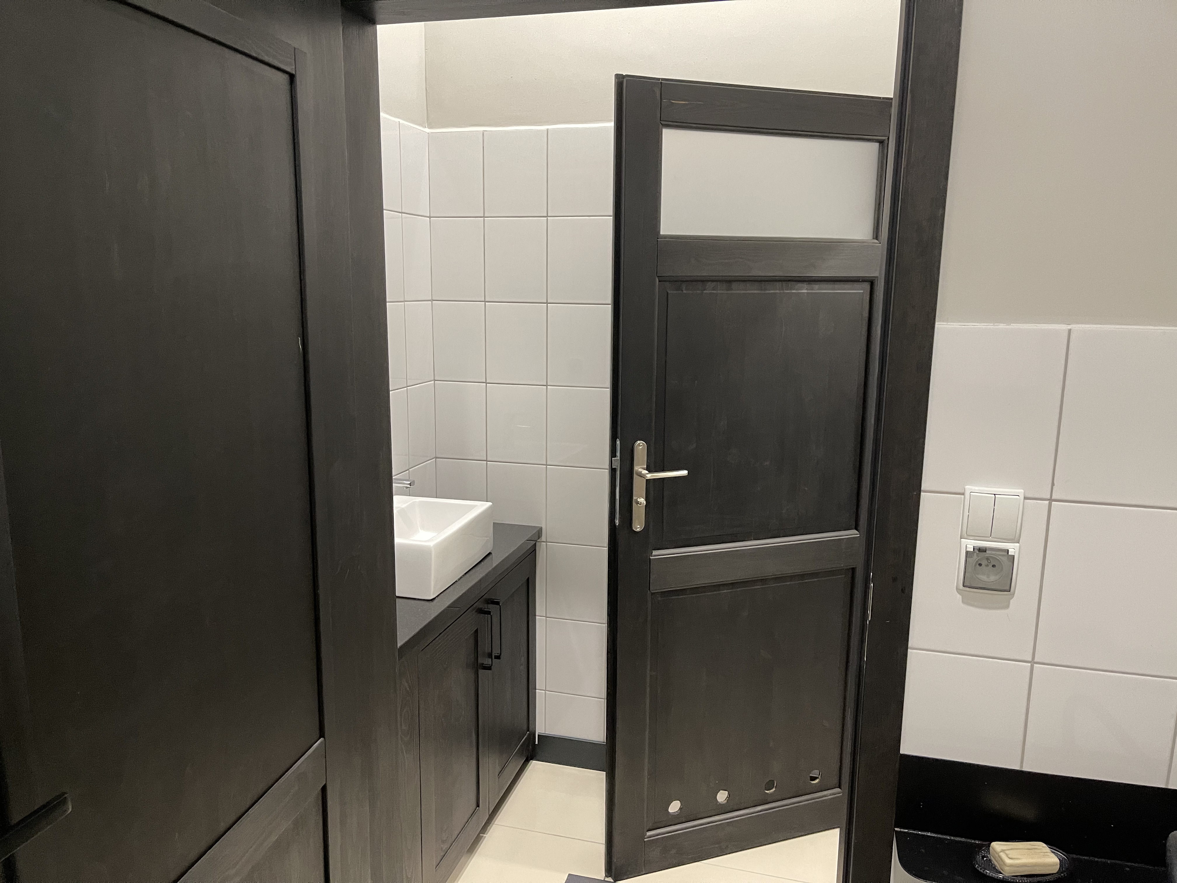 Zdjęcie strefy socjalnej - wejście do toalety