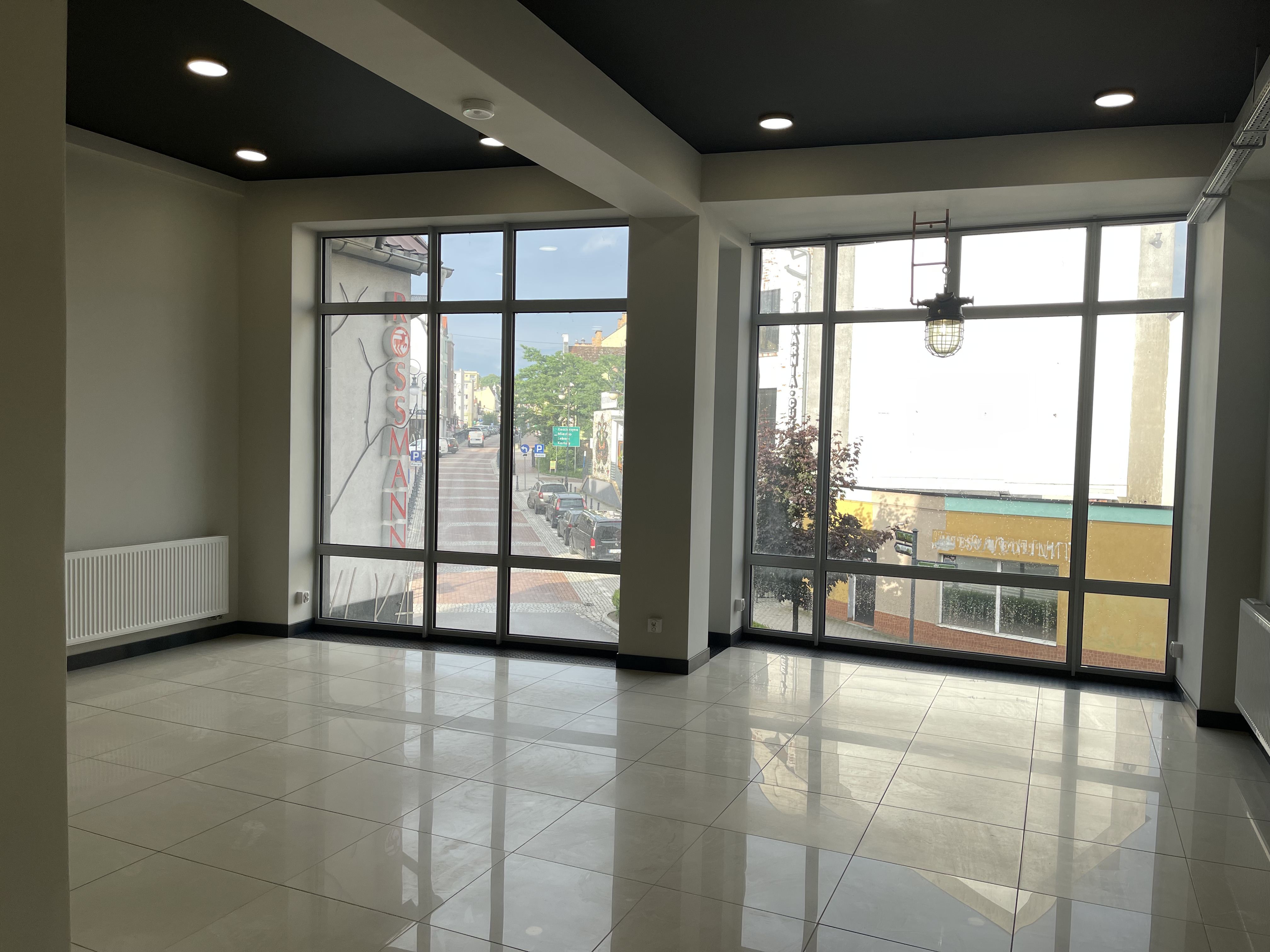Wnętrze lokalu komercyjnego - widok z przodu lokalu