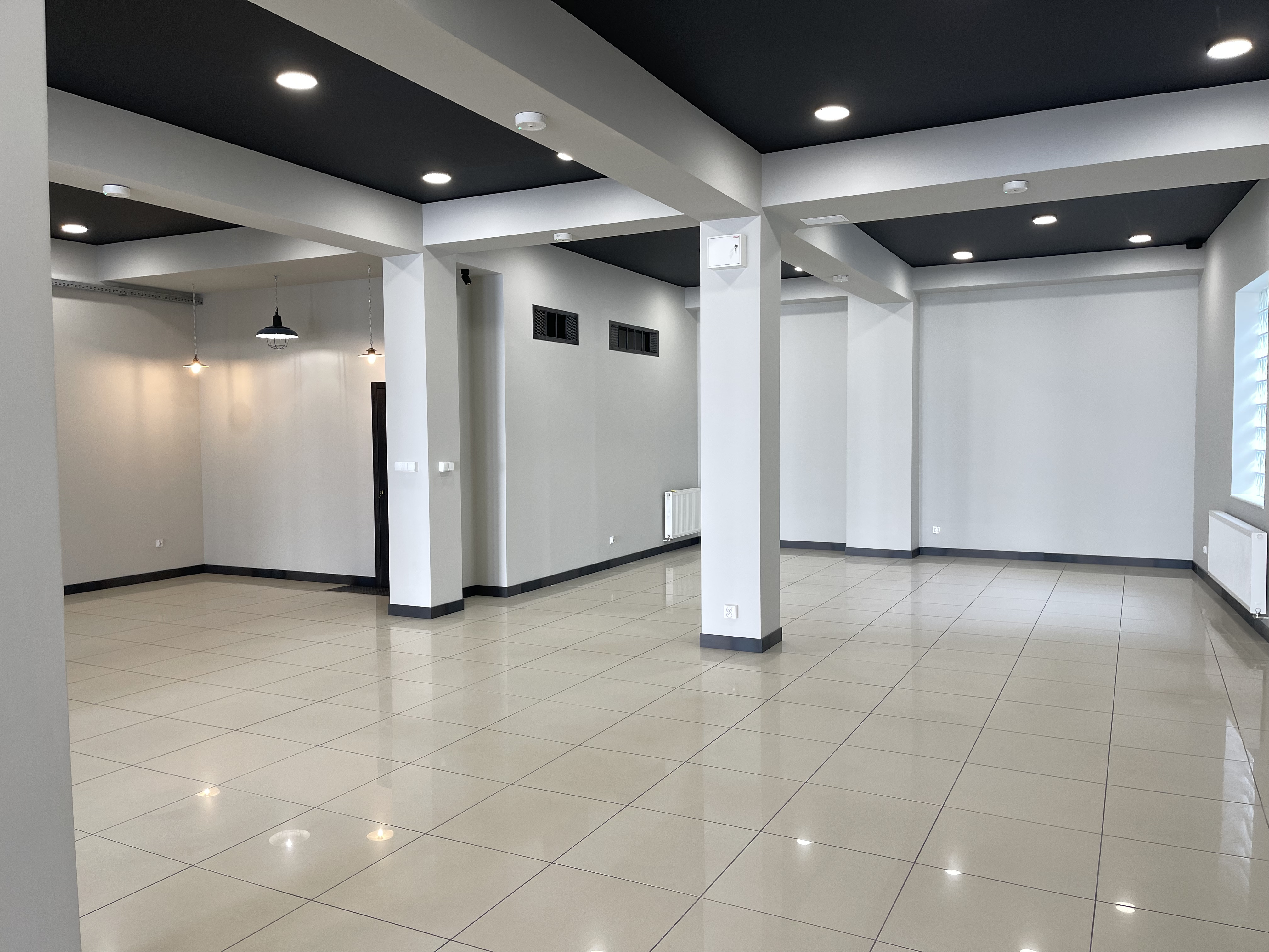 Nowoczesny lokal komercyjny 200 m² - fasada i wejście do lokalu